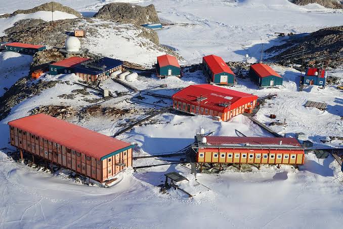 French Polar Institute diver missing after under-ice dive in Antarctica