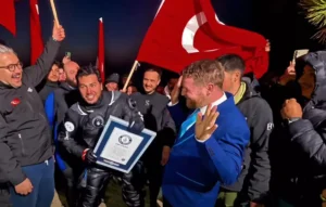 Guinness World Records adjudicator Richard Williams hands the official certificate to Mazlum Kibar