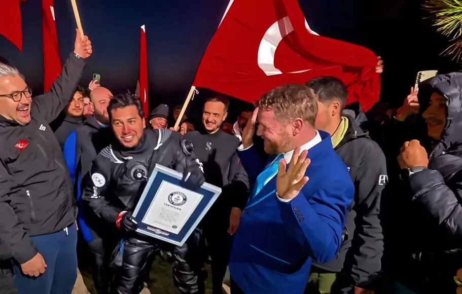 Guinness World Records adjudicator Richard Williams hands the official certificate to Mazlum Kibar