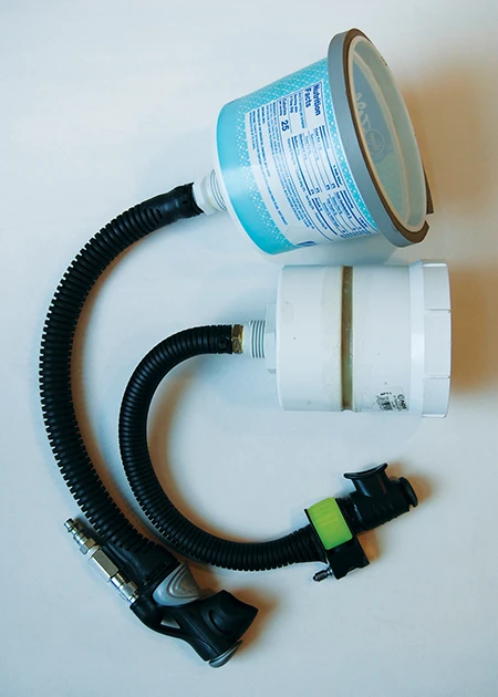 Los tapones para el cuello se pueden hacer con un recipiente de comida de 16 onzas (arriba) o con un conector hembra de PVC de 4 pulgadas con tapa (abajo). © Rich Selbiger