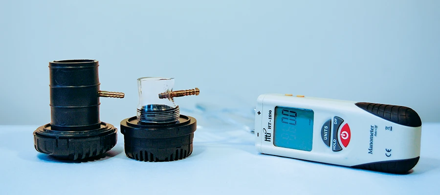 Para comprobar la presión de apertura de la válvula de escape, haz un adaptador sencillo para la boquilla que puedas usar con el manómetro. En la imagen de la izquierda se ve un adaptador de boquilla de la marca Apeks, hecho con un tubo flexible de 1,5 pulgadas (3,8 cm), y un adaptador de la marca SI Tech hecho con un tubo de vinilo transparente con un diámetro interior de 1 pulgada (2,5 cm). © Rich Silbiger