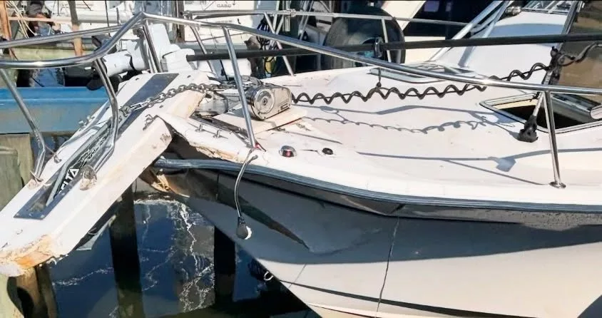 مقدمة قارب صيد متضررة (TowBoatUS بارنيغات لايت وبيتش هافن)